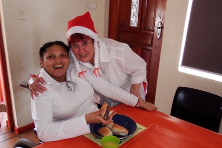 Marie Reid saam met nog ‘n gelukige en laggende inwoner van Gansbaai Elim Huis